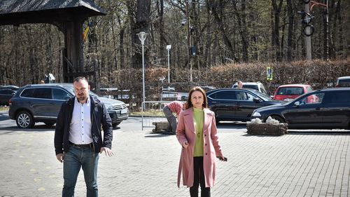 Președinta CJ Sibiu, acuzată de presa locală că mașina pe care o folosește e plătită de firma administratorului județului / Societatea are contracte cu instituția: construiește casele pentru copiii orfani