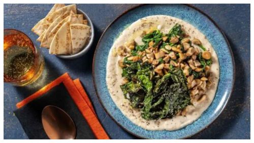 Supă cremă de ciuperci cu fasole, servită cu spanac sotat și orice alt adaos poate sugera inspirația: bacon, cașcaval, nuci, alune, semințe