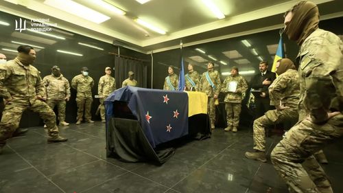 VIDEO Soldați ucraineni efectuează dansul Haka în onoarea unui neozeelandez ucis în luptele cu Rusia