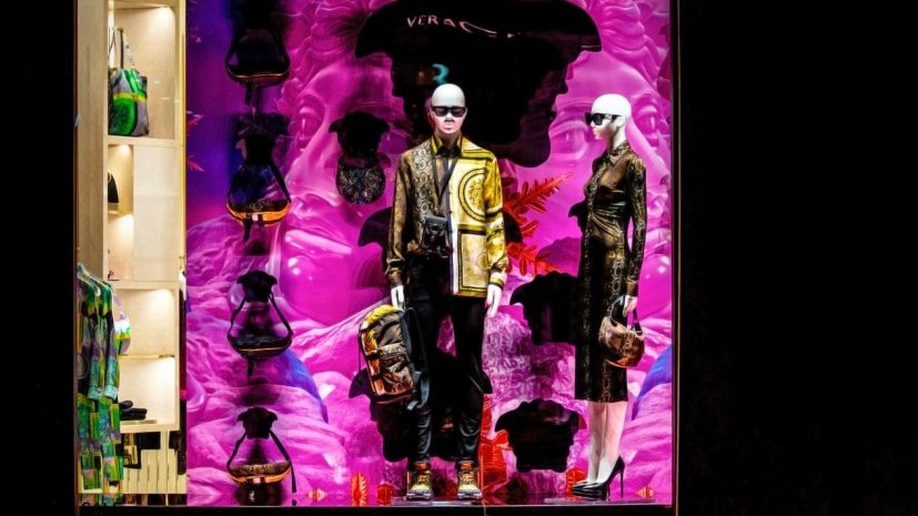 Jonathan Akeroyd lasă casa de modă Versace pentru Burberry, unde devine CEO