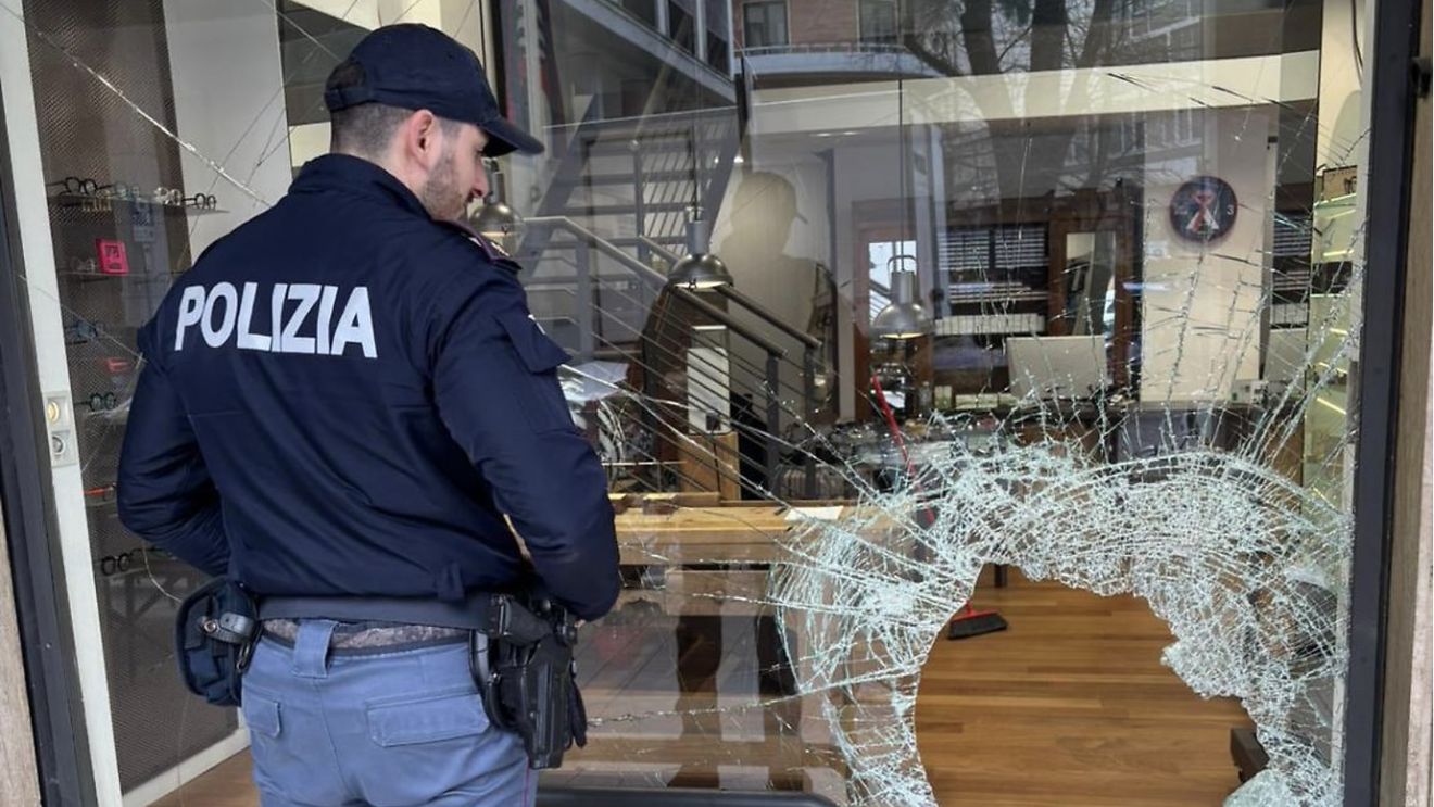 Poliția italiană a prins o bandă de români specializată în spargerea magazinelor de ochelari / Autoritățile au recuperat de la ultimul jaf 600 de perechi, în valoare de 150 de mii de euro