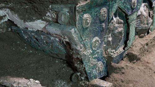 VIDEO Arheologii au descoperit o trăsură ceremonială antică în apropiere de Pompeii / Carul de paradă, excelent conservat, este realizat din fier, bronz şi cositor