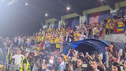 Tricolorii, aşteptaţi de aproximativ de 500 de fani la Mogoşoaia / Edi Iordănescu: ”Voi aţi fost primul jucător al echipei naţionale, nu al 12-lea”