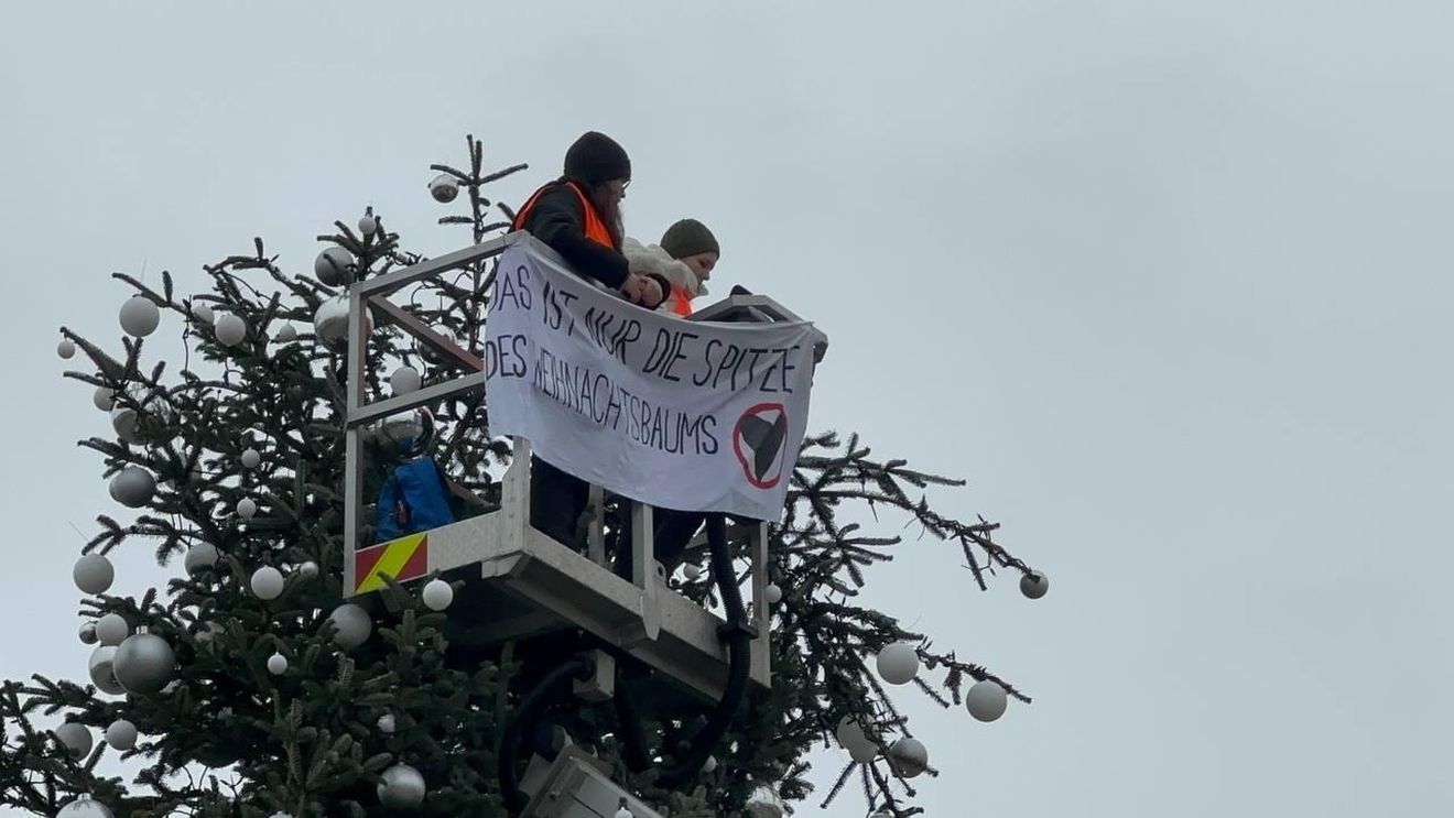 Bradul de Crăciun din faţa Porţii Brandenburg, iluminat din nou după atacul activiştilor de mediu / Aceștia i-au retezat  vârful şi au tăiat instalaţia în văzut poliţiştilor 
