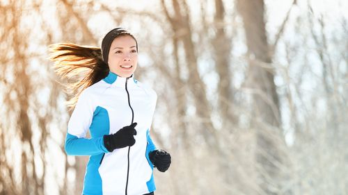Beneficiile exercițiilor de încălzire în interior înainte de a face exerciții fizice pe vreme rece