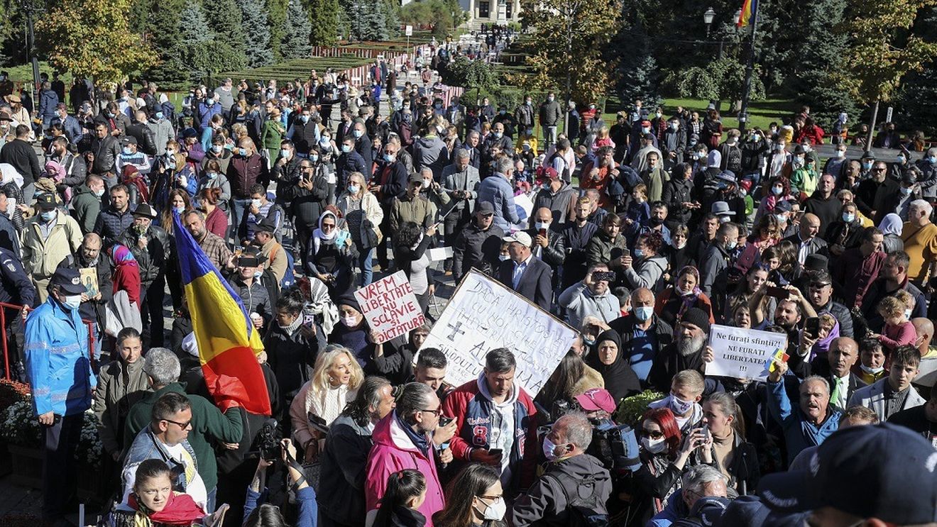 Iași: Peste 8.500 de credincioşi aşteaptă, joi seară, pe străzile din jurul Catedralei Mitropolitane din Iaşi pentru a se închina la moaştele Sfintei Cuvioase Parascheva / Zona în care va avea loc, vineri, Sfânta Liturghie a fost împodobită cu mii de crizanteme