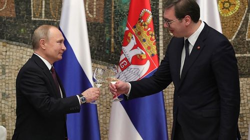 Serbia ia lumina din Rusia. Liderul autocrat sârb Vucic s-a întâlnit cu ambasadorul Moscovei imediat după protestele din Belgrad, iar prim-ministra Ana Brnabić a primit informații de la serviciile secrete ruse