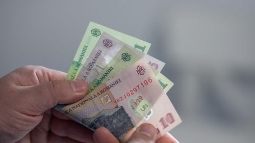 O familie cheltuie cel mai mult pe educație, după alimente și plata facturilor, potrivit coșului minim lunar de consum actualizat