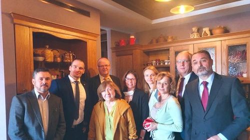 FOTO Solidaritate fără precedent cu ultimul lider în libertate al opoziției din Belarus: Ambasadorii din România, Lituania, Suedia, Cehia și Austria s-au dus acasă la Svetlana Alexievici pentru a împiedica arestarea sa