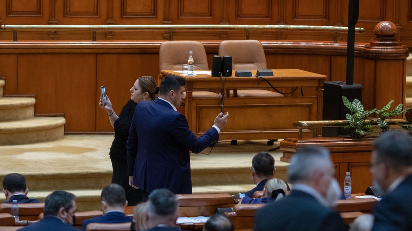Parlamentul a adoptat cu scandal Declaraţia la împlinirea unui an de la declanșarea războiului din Ucraina/ George Simion i-a luat apărarea Dianei Șoșoacă, în cearta cu Pavel Popescu: ”Poate face parte din categoria analfabeţilor funcţionali care nu sunt în stare să înțeleagă un discurs”