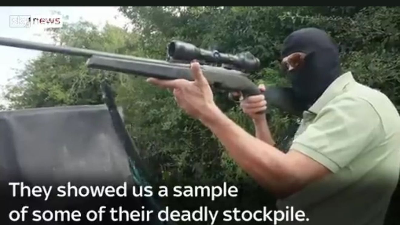 Românii din reportajul Sky News despre presupusul trafic de arme au fost condamnaţi la câte 10 luni cu amânarea aplicării pedepsei, respectiv 2 ani şi 10 luni de închisoare cu suspendare