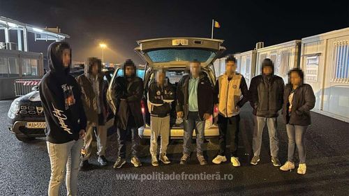 Șapte bărbați din Sri Lanka și Pakistan găsiți în portbagajul unui autoturism, la Vama Nădlac / Șoferul român are dosar penal