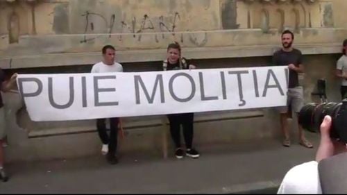 VIDEO Mai multe persoane au protestat în fața sediului Poliției Rutiere față de reținerea permisului posesorului mașinii înmatriculate în Suedia cu numărul ”M..E PSD”