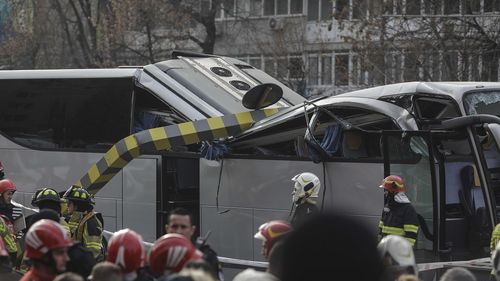 VIDEO UPDATE Accident grav la Pasajul Unirii. O persoană a murit și peste 20 au fost rănite, una în stare gravă / Un autocar cu 47 de turiști greci s-a izbit de limitatorul de înălțime