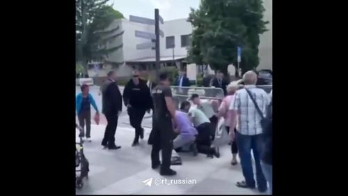 Justiția din Slovacia pune sub acuzare un “lup singuratic" după atacul armat asupra premierului / Robert Fico este în continuare în stare gravă, dar poate vorbi