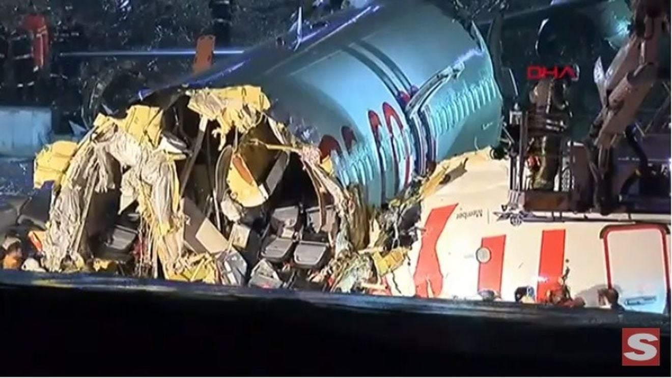 UPDATE VIDEO Un mort și peste 157 de răniţi după ce un avion al companiei turcești low cost Pegasus s-a rupt în trei şi a luat foc după ce a ieșit de pe pista de aterizare pe un aeroport din Istanbul
