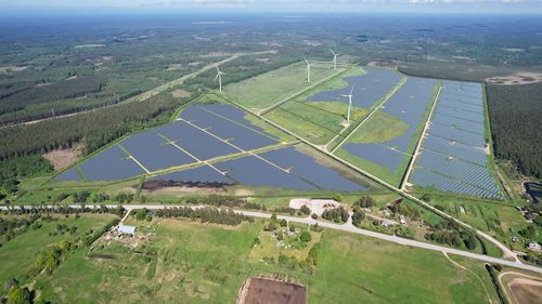 Surse: Guvernul vrea finanțeze din fondul de modernizare capacități de stocare de până la 25% pentru investitorii în fotovoltaice și eoliene