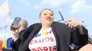 Corifeii AUR: George Simion, Claudiu Târziu și Diana Șoșoacă au fost amendați cu câte 15.000 de lei pentru că au participat la organizarea protestului violent de luni seara
