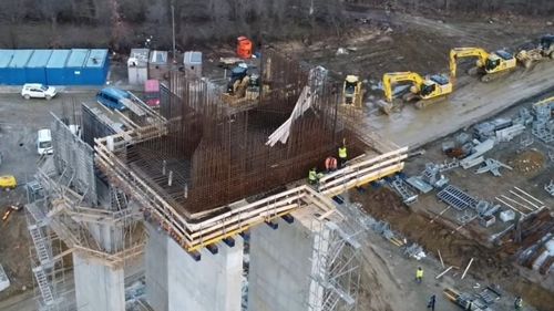 VIDEO Imagini spectaculoase filmate cu drona. Stadiul lucrărilor la cel mai mare viaduct de pe traseul primei secțiuni din autostrada Sibiu - Pitești