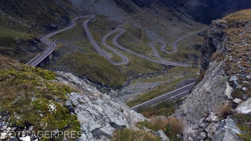 Transfăgărășanul, blocat de pietrele căzute pe șosea
