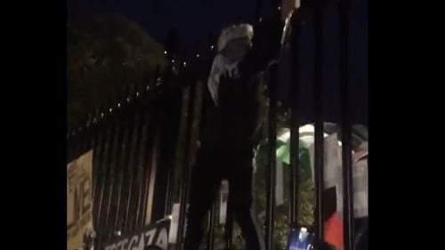 VIDEO În Washington DC, manifestanții pro Palestina au luat cu asalt gardurile Casei Albe. Ei au aruncat cu vopsea roșie pe gard