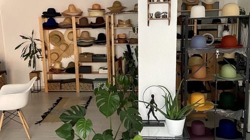 O sibiancă de 26 de ani a investit 4.000 de euro într-un atelier de pălării, apoi a atras fonduri europene de 25.000 de euro / „Am învățat că perseverența și disciplina sunt cele mai importante”