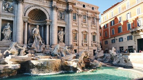Un turist a fost amendat cu 500 de euro după ce a plonjat în Fontana di Trevi din Roma