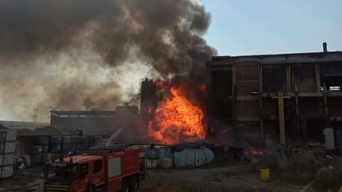 Incendiul izbucnit la incineratorul de deșeuri periculoase din comuna Brazi a fost stins după 15 ore
