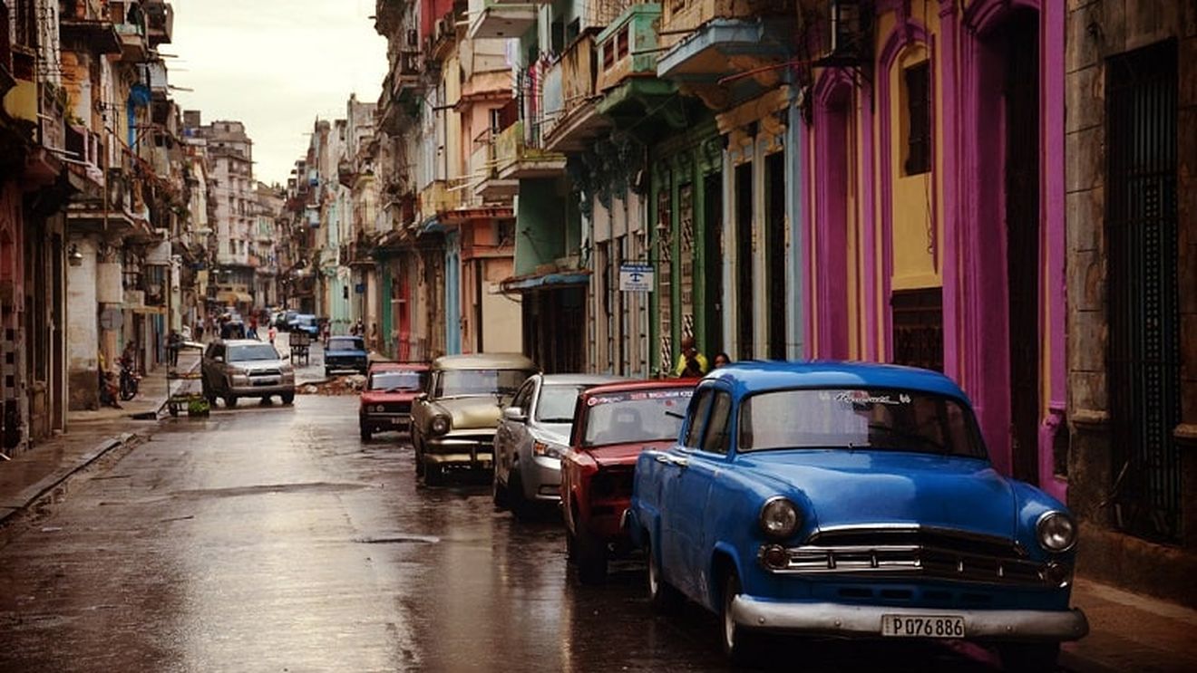 Noua taxă pentru mașinile poluante, promisă până la finalul anului. Între timp, România s-a umplut de rable