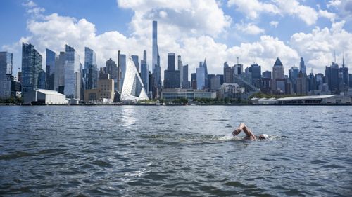 VIDEO „Protector ONU al oceanelor”: Un britanic a înotat 500 km în râul Hudson pentru a atrage atenţia asupra poluării apelor