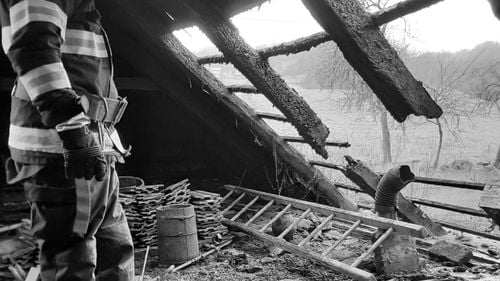 Istoria conflictelor interetnice din anii 90: Sute de case distruse și populații strămutate în localități în care românii și maghiarii s-au ridicat împotriva romilor