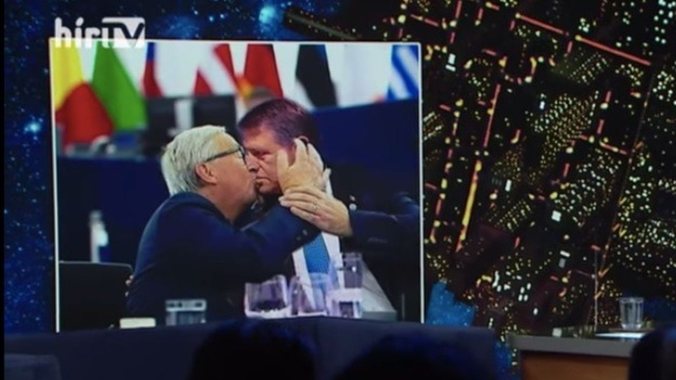 Fake news în Ungaria: Un trucaj foto în care Iohannis se sărută cu Juncker, difuzat de o televiziune în slujba FIDESZ în prime time