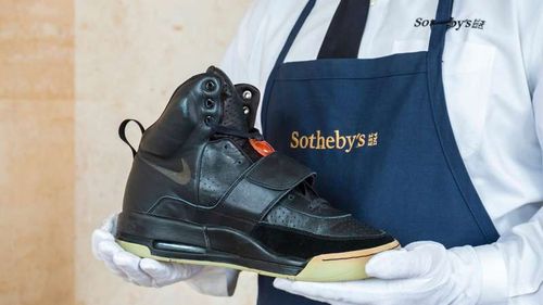 O pereche de pantofi de sport ai rapperului Kanye West, estimată la 1 milion de dolari, scoasă la licitaţie/ Prețul depășește cu mult recordul în domeniu