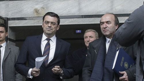 Universitatea Cuza din Iași, acuzată că tergiversează expertiza privind suspiciunea de plagiat a doctoratului lui Codruț Olaru, îndrumat de Tudorel Toader