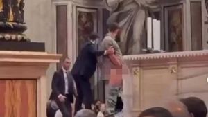 Papa Leon a cerut un ritual reparatoriu după ce un tânăr a urinat pe altarul Bazilicii Sfântul Petru din Vatican / Altarul se află exact deasupra mormântului lui Petru, apostol și primul Papă