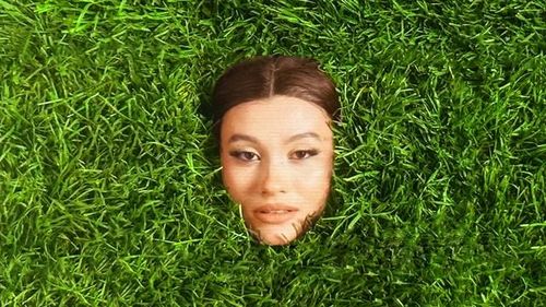 Erika Isac a lansat o melodie-răspuns la valul de ură după ”Macarena” și ”Femei în Parlament”: ”Sigur n-a scris-o ea, ci ghost writeru'/ Ești doar un produs de marketing”/ Ce transmite ”Industry Plant”