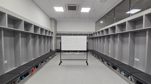 FOTO Tricolorii, gest de recunoştinţă pentru gazdele din Cipru după meciul de la Larnaca / Ce mesaj au lăsat în vestiar