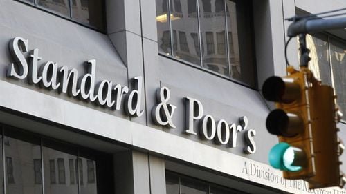 Standard & Poor’s a reconfirmat ratingul de țară al României și a menținut perspectiva negativă, decizie care influențează dobânzile la care se împrumută România. Agenția prognozează o scădere economică de 5,2% în acest an