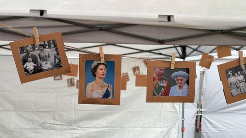 VIDEO Comunitatea românilor din zona Londrei a sărbătorit cu mici şi muzică tradiţională încoronarea „unchiaşului”
