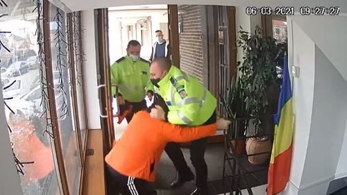 VIDEO Cum intervine Poliția Locală Constanța în cazul unui bărbat acuzat că a parcat pe un loc rezervat doar riveranilor și îi interzice să intre în sala de sport pe care o administrează / Bărbatul este tatăl vitreg al gimnastei Cătălin Ponor