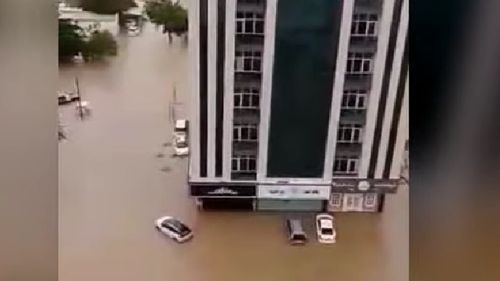 VIDEO Cel puţin şapte persoane au murit în inundaţiile din Emiratele Arabe Unite