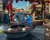 La Târgul de Crăciun de la Sibiu poți să îți prăjești singur cârnații pe o plită încălzită cu lemne