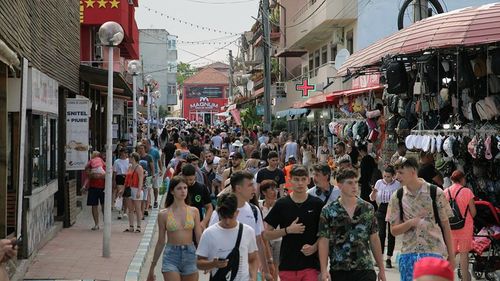 FOTO Costinești a rămas stațiunea Tineretului, dar și a păcănelelor, suvenirurilor kitschoase și a caselor de pariuri/ Cum arată astăzi cea mai îndrăgită stațiune din anii '90, pe jumătate închisă la mijlocul sezonului