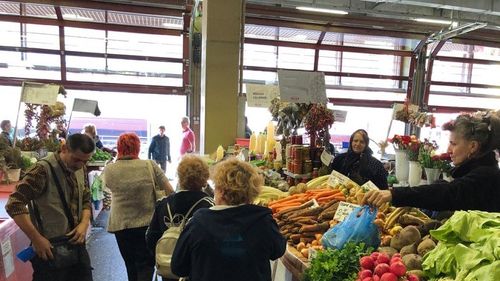 Primăria Botoșani a demontat geamurile unei piețe pentru ca aceasta să nu fie închisă după intrarea în vigoare a restricțiilor