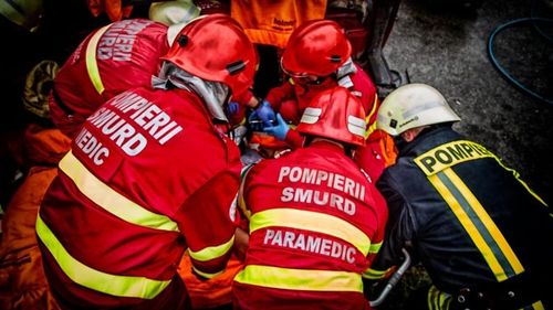 Trei persoane au fost salvate de pompieri după ce maşina lor a căzut într-un canal adânc de 10 metri