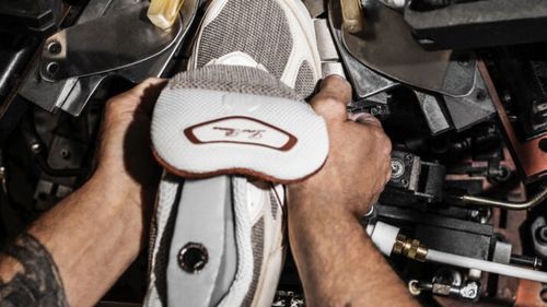 Loro Piana și New Balance colaborează pentru o nouă pereche de adidași / Ce este trendul "Dad shoes"