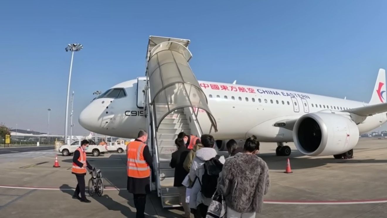 Noul avion chinez de pasageri C919 a efectuat un zbor demonstrativ la Salonul de aviaţie din Singapore
