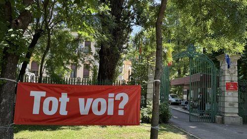 Banner cu mesajul ”Tot voi?” amplasat de un activist în fața sediului PSD, în pline negocieri pentru noul guvern