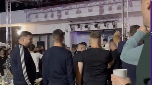 VIDEO: „PSD, PSD, m..e PSD” sau cum înțeleg tinerii PNL să petreacă la o „școală de vară”, unde premierul i-a îndemnat să fie mândri că-s liberali pentru că ei reprezintă „viitorul”