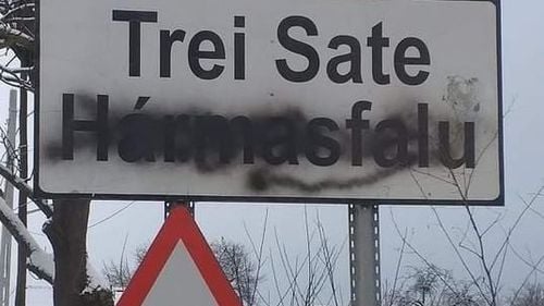 Bărbat condamnat pentru vandalism, după ce a vopsit cu negru mai multe indicatoare care aveau inscripţii în limba maghiară
